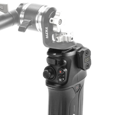 By using a Right Angle Rosette adapter, the Tilta Nucleus Nano II Control Handle can be connected to accessories like the shoulder rig